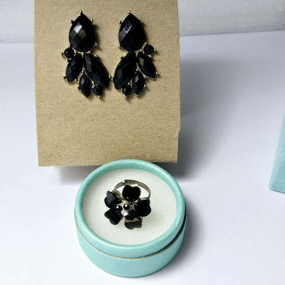 Vintage Black Floral Ring and Earrings Set - Picture 5 of 17